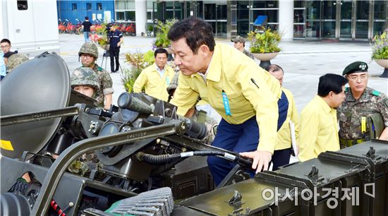 [포토]군 장비 관람하는 윤장현 광주시장