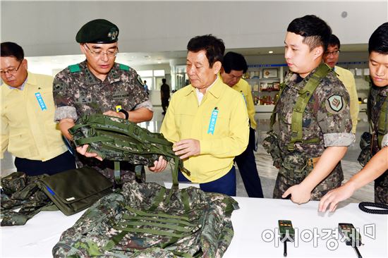 [포토]군 장비 관람하는 윤장현 광주시장