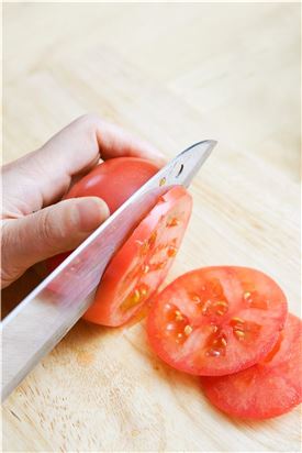 2. 토마토는 모양대로 슬라이스 한다.

