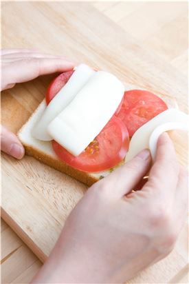 4. 모차렐라 치즈와 토마토를 식빵 위에 올리고 소금, 후춧가루를 약간씩 뿌려서 식빵으로 덮는다.
