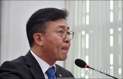 [포토]곤혹스런 표정의 홍용표 장관