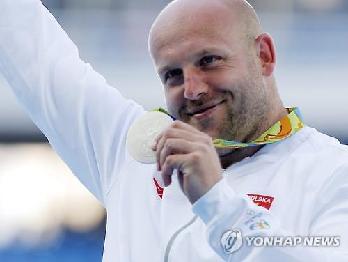 폴란드 육상선수, 난치병 어린이 수술비 위해 "은메달 경매해요" 