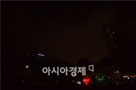 [포토]불 꺼진 서울시청 일대