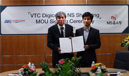 NS홈쇼핑의 조성호 전략마케팅부문장(왼쪽)과 VTC 디지콤의 Chu Tien Dat 회장이 업무협약 체결후 기념사진을 촬영하고 있다