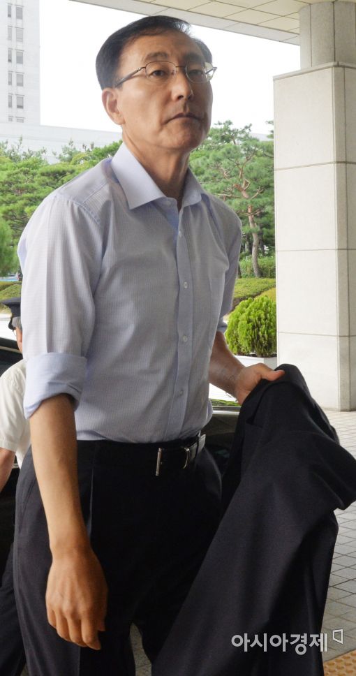 [포토]굳은 표정으로 출근하는 김수남 검찰총장