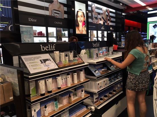 [유통한류 美상륙]뉴욕 연지찍고 LA 곤지찍고 美人, K뷰티 만나다