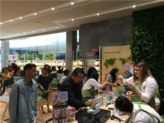 [유통한류 美상륙]뉴욕 연지찍고 LA 곤지찍고 美人, K뷰티 만나다