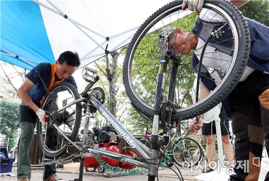 [포토]광주 북구, 자전거 이동수리센터 운영
