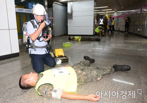 [포토]'테러훈련, 부상자 확인부터'