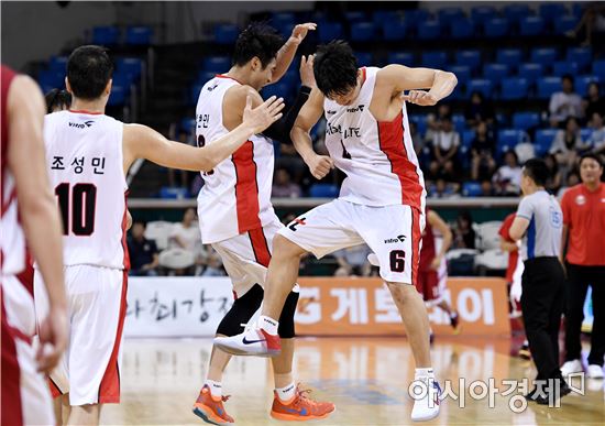 [포토]김현민, '덩크 후 박상오와 짜릿한 세리머니'