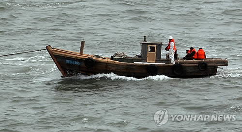 지난 2011년 2월 5일 서해상에서 표류해 남하한 북한 주민이 타고 왔던 5t급 소형 목선.[연합뉴스 자료사진]

