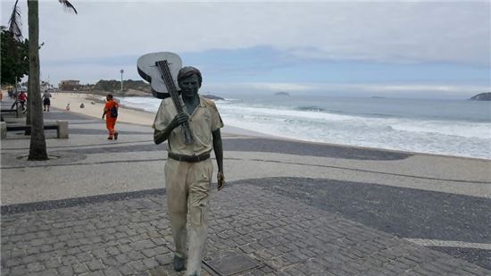 이파네마 해변에 있는 통 조빙 동상