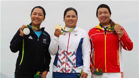 박인비(가운데)는 리우올림픽에서 신들린 퍼팅으로 리디아 고(왼쪽), 펑샨샨을 제치고 금메달을 목에 걸었다. 사진=LPGA투어 홈페이지