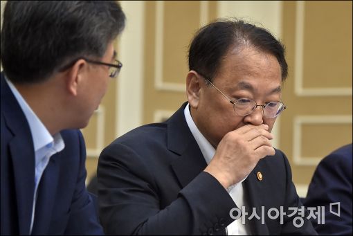 [포토]이야기 나누는 유일호·송언석