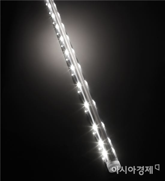 ▲동부라이텍 양면형 LED 형광등 'AD-Tude'.(제공=동부라이텍)