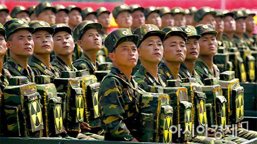 북한이 인민군 각 군단 산하에 유사시 방사성 물질 살포를 전문으로 하는 '핵 배낭'부대를 신설됐다는 주장이 제기되면서 눈길을 모으고 있다. 