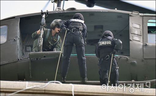 [포토]경찰특공대, 헬기 레펠
