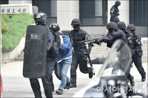 [포토]테러범 생포한 경찰특공대