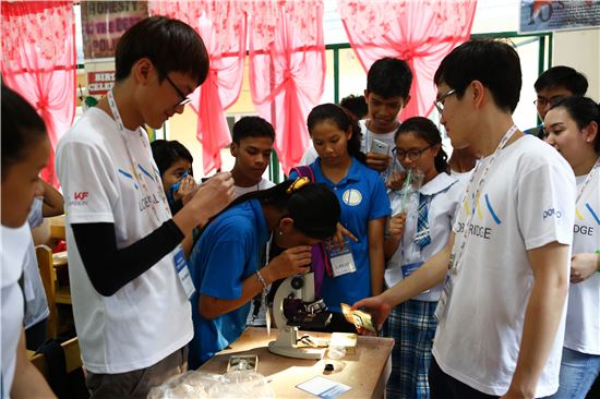 필리핀 마신록시 소재 바니중·고등학교 학생들이 포스코건설이 기증한 교육기자재를 활용해 수업을 하고 있다.(제공: 포스코건설)