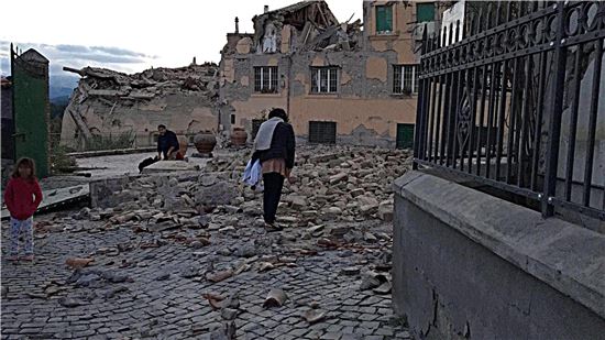 [지구촌 포토] 伊 진도 6.2 지진에 무너진 건물