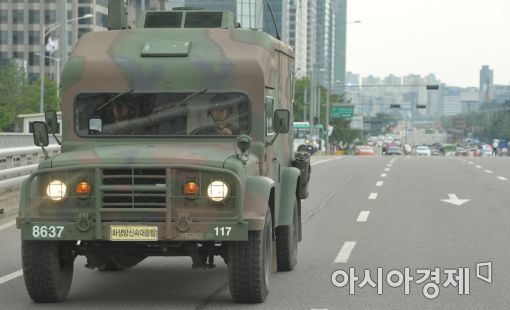 [포토]마포대교 진입하는 작전 차량
