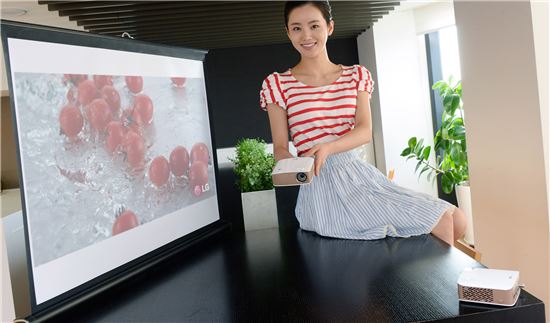 LG전자는 25일 생수 한 병보다 가벼운 미니빔 TV를 출시했다. 