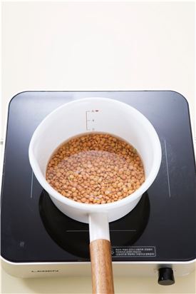 2. 불린 렌틸콩은 끓는 물에 소금을 약간 넣고 3-4분 정도 삶는다.
(Tip 껍질을 벗기고 갈면 더 부드럽게 먹을 수 있다.)
