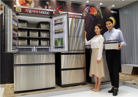 삼성전자는 프리미엄 김치냉장고 2017년형 '지펠아삭' 신제품을 출시했다. 