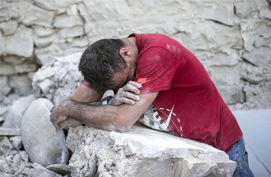 ▲지진 피해를 입은 건물 잔해 앞에서 주민이 슬피 울고 있다. 사진출처=아마트리체<이탈리아> AP=연합뉴스