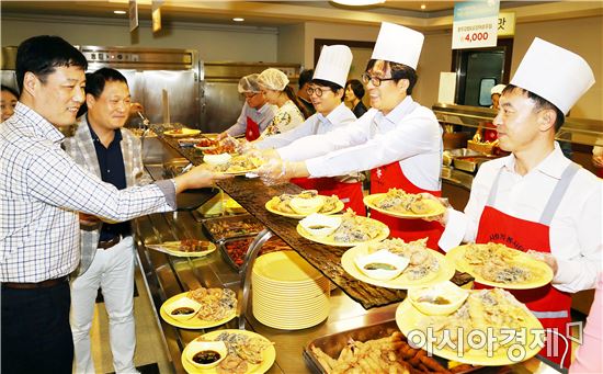 광주신세계, 올해 두 번째 ‘행복 나눔 바자회’ 진행