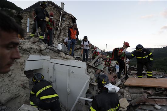 ▲지진으로 인해 피해를 입은 아마트리체에서 구조대가 구조 활동을 벌이고 있다. (AP = 연합뉴스)