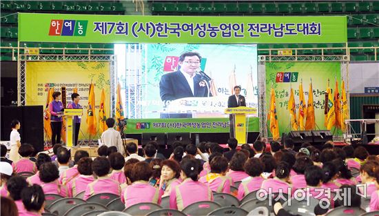 이낙연 전남지사가 25일 고흥 팔영체육관에서 열린 제7회 한국여성농업인 전라남도대회에서 인사말하고 있다.