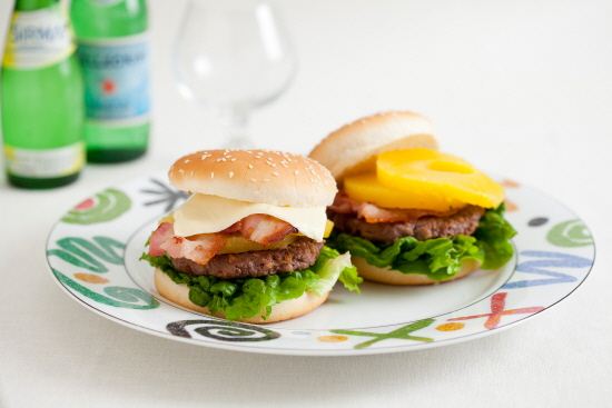 [브런치와 간식사이] 고기와 파인애플의 놀라운 조화, '하와이안 햄버거'