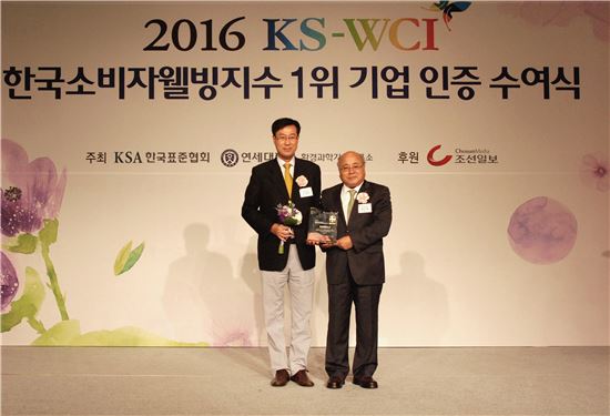 손경현 일동후디스 마케팅 상무이사(왼쪽)와 백수현 한국표준협회 회장이 서울 리츠칼튼호텔에서 한국소비자웰빙지수(KS-WCI) 1위에 선정된 후 기념촬영을 하고 있다.