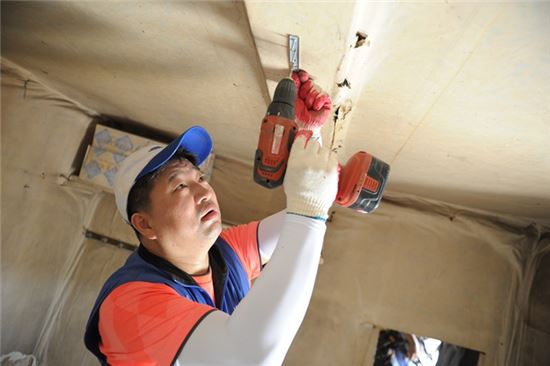 김칠현 삼성전기 책임이 농촌봉사활동 중 옥내배선 봉사활동을 하고 있다.