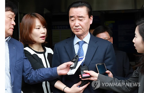 김맹곤 전 김해시장, 5000만원 뇌물 수수 혐의 영장…26일 오후 구속여부 결정