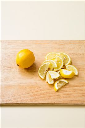 1. 레몬은 깨끗하게 씻어 반 갈라 슬라이스 한다.
