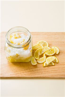 2. 유리병에 레몬 일부를 넣고 꽃소금을 올리는 것을 3~4번 반복하여 층층이 담는다.
