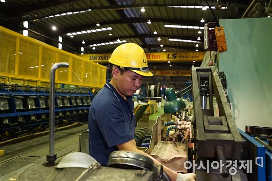 ▲LS전선아시아의 베트남 법인인 LS-VINA에서 직원이 전력선을 생산하고 있다. (제공=LS전선)
