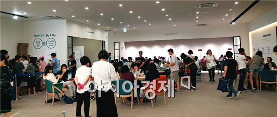 26일 서울 종로구 운니동에서 문을 연 '래미안 장위1' 견본주택을 찾은 방문객들이 청약상담을 기다리고 있다.