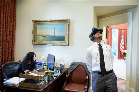 버락 오바마 미국 대통령이 기어VR을 착용한 채 천장을 바라보고 있다. (출처=백악관블로그)