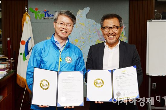 김천호 금과은(주) 대표(오른쪽)는 지난 26일  광산구청에서 기부채납 약정서에 서명해 민형배 구청장과 교환했다.
