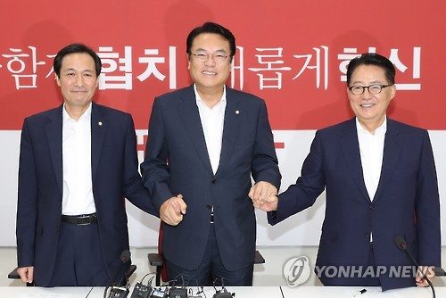 ▲지난 25일 새누리당 원내대표실에서 추경안 처리 등 의사일정에 합의한 뒤 포즈를 취하는 여야 3당 원내대표들. 왼쪽부터 더불어민주당 우상호, 새누리당 정진석, 국민의당 박지원 원내대표