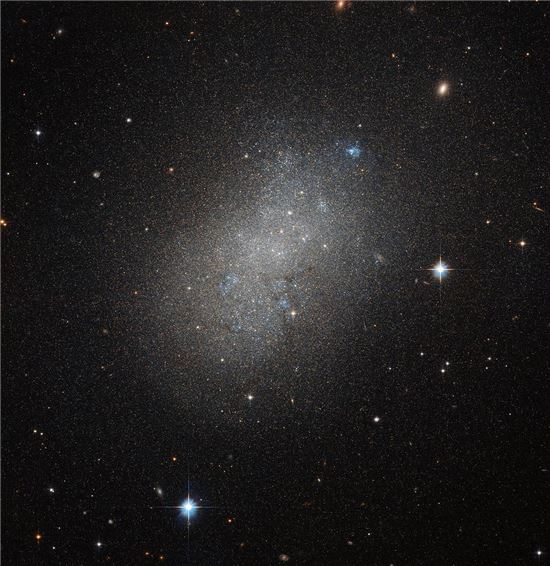 ▲허블우주망원경이 불규칙적 은하인 'NGC 5264'를 포착했다.[사진제공=ESA/NASA]