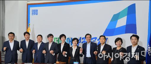 [포토]손 맞잡은 더민주 신임 지도부