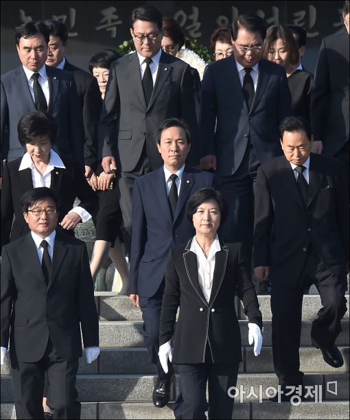 [포토]추미애 신임 당 대표, 현충원 참배