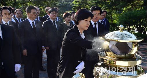 [포토]추미애, 김대중 전 대통령 묘역 참배
