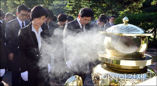 [포토]김대중 전 대통령 묘역 찾은 추미애 대표