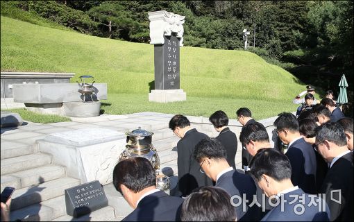 [포토]추미애 더민주 대표, 박정희 묘역 참배