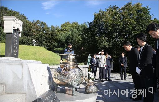 [포토]더민주 신임 지도부, 박정희 전 대통령 묘역 참배